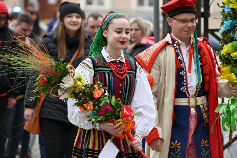 Przemarsz Zespołu Tanecznego "Krąg" z palmami do katedry