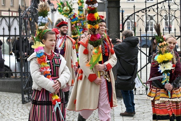 Przemarsz Zespołu Tanecznego "Krąg" z palmami do katedry