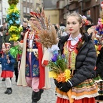 Przemarsz Zespołu Tanecznego "Krąg" z palmami do katedry