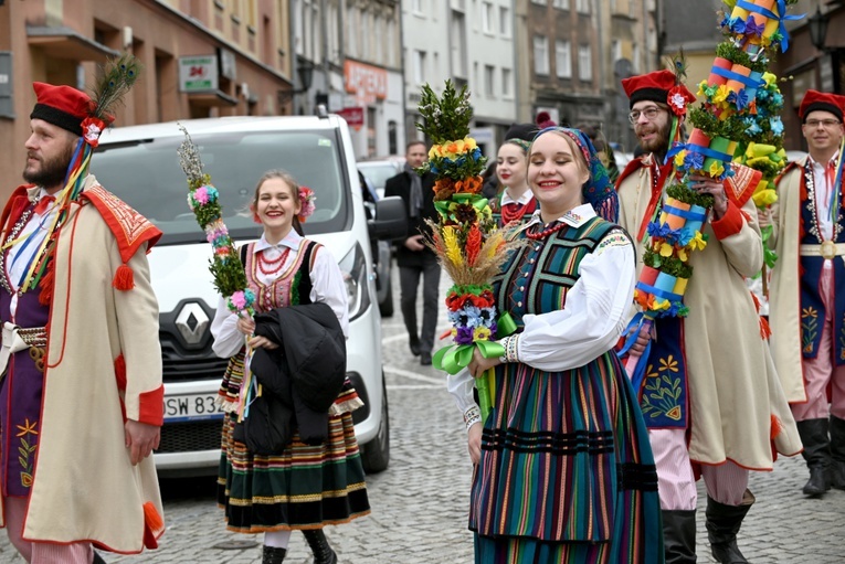 Przemarsz Zespołu Tanecznego "Krąg" z palmami do katedry