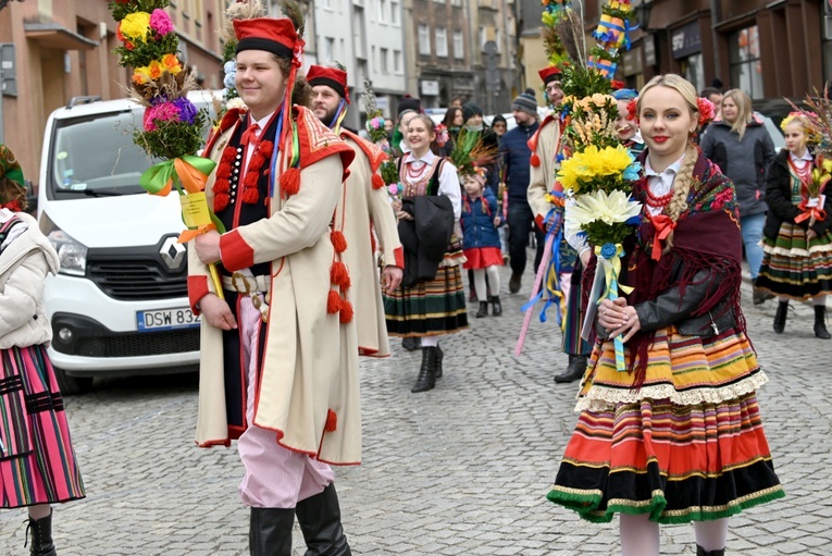 Przemarsz Zespołu Tanecznego "Krąg" z palmami do katedry