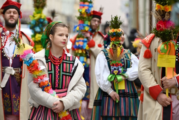 Przemarsz Zespołu Tanecznego "Krąg" z palmami do katedry