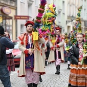 Przemarsz Zespołu Tanecznego "Krąg" z palmami do katedry