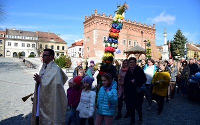 Procesja z palmami ulicami Starego Miasta.