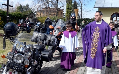 Po zakończeniu Mszy św. ks. Marcin Mazur poświęcił motory.