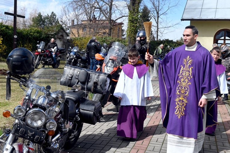 Po zakończeniu Mszy św. ks. Marcin Mazur poświęcił motory.