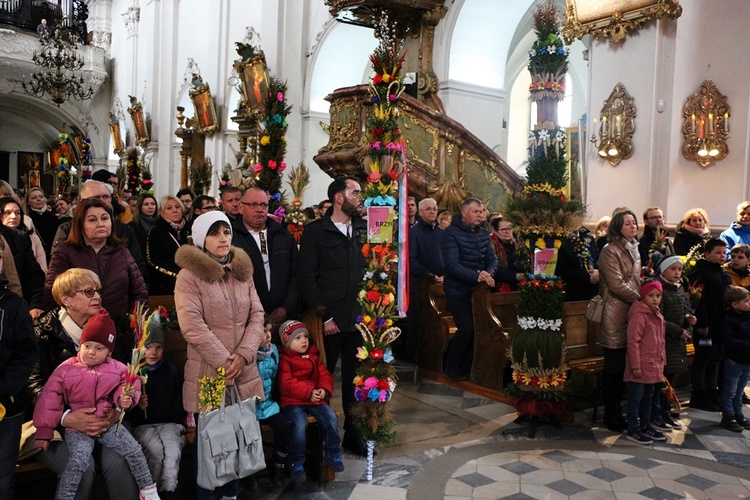 Parada palm wielkanocnych w Trzebnicy w Niedzielę Palmową