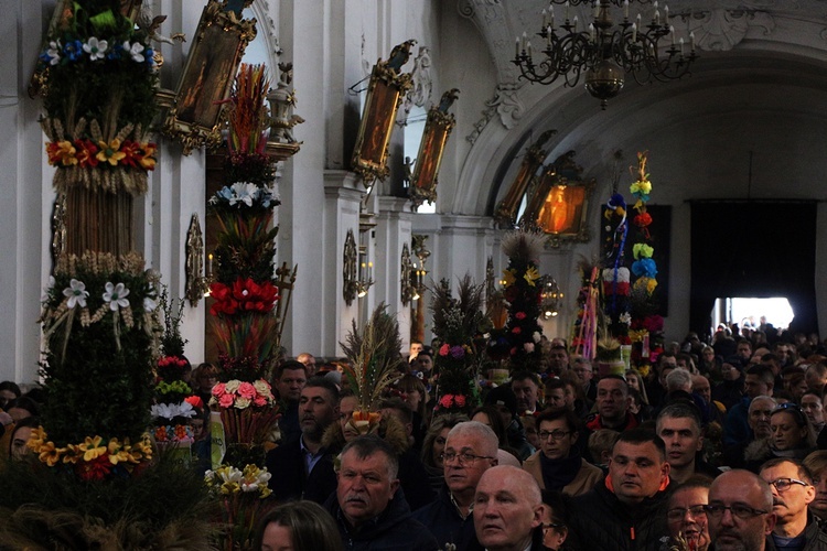 Parada palm wielkanocnych w Trzebnicy w Niedzielę Palmową