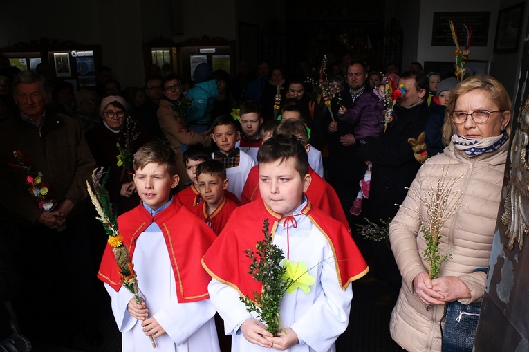 Parada palm wielkanocnych w Trzebnicy w Niedzielę Palmową