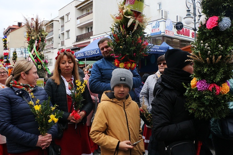 Parada palm wielkanocnych w Trzebnicy w Niedzielę Palmową