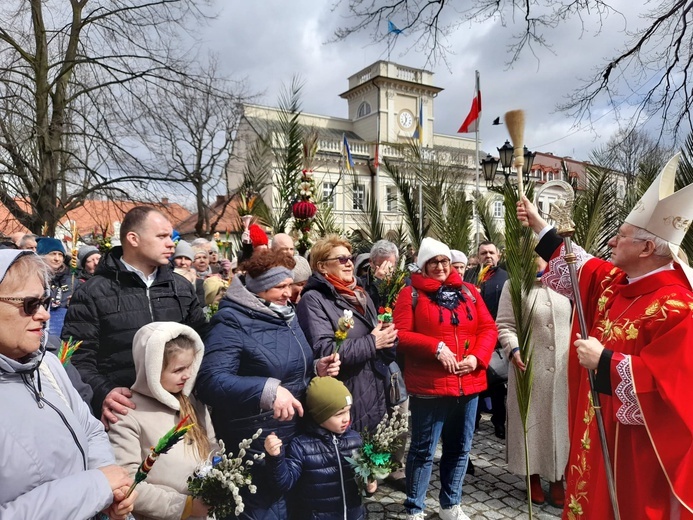 Biskup Dziuba poświęcił palmy przyniesione przez wiernych.