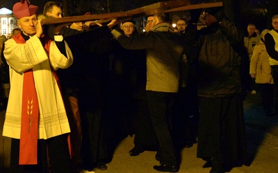 Krzyż podczas nabożeństwa niósł ordynariusz radomski.