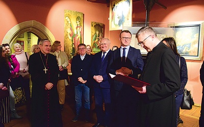 ▲	Zebranych gości powitał dyrektor placówki ks. Andrzej Rusak.