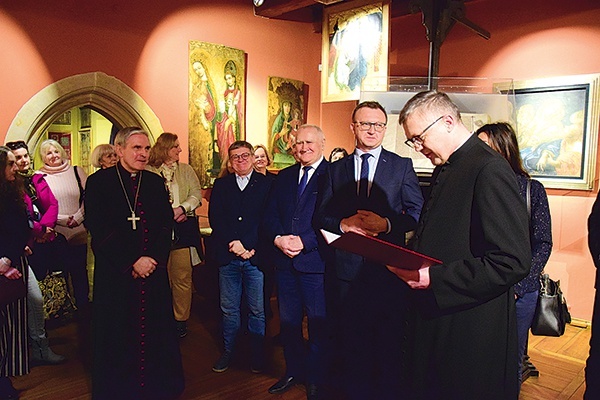 ▲	Zebranych gości powitał dyrektor placówki ks. Andrzej Rusak.