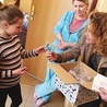 Dzieci otrzymały od swoich francuskich rówieśników kartki pocztowe.