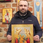 ▲	Ksiądz Dymitr Leszko z ikoną Anastasis wystawianą w cerkwi w okresie paschalnym.