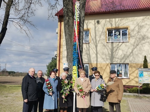 Seniorzy ze swoim dziełem.