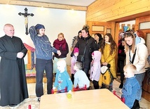 Ks. Wiesław Firlej powitał w parafialnej sali pierwsze maluchy z  Ukrainy.