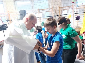 Kapłan dokonywał symbolicznego uwolnienia z grzechu. 