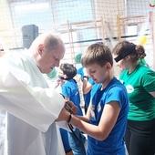 Kapłan dokonywał symbolicznego uwolnienia z grzechu. 