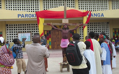 W Wielki Piątek odbywa się Droga Krzyżowa, w której młodzież z parafii odgrywa poszczególne stacje.
