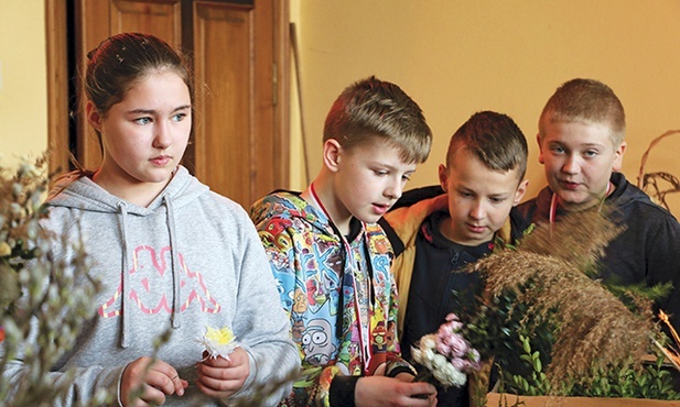 Dochód ze wspólnie przygotowywanych palm ministranci przeznaczą w tym roku na wakacyjny wyjazd do Suwałk