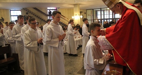 Nowi ceremoniarze i animatorzy służby liturgicznej otrzymali błogosławieństwo i krzyże.