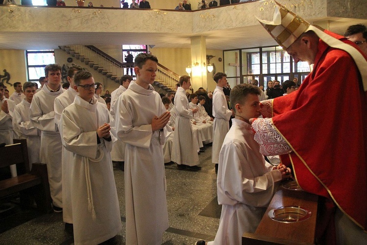 Nowi ceremoniarze i animatorzy służby liturgicznej otrzymali błogosławieństwo i krzyże.