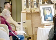 Relikwiarz nawiedził 26 placówek opiekuńczo-leczniczych. Na zdjęciu: czuwanie w kaplicy DPS w Brwilnie k. Płocka.