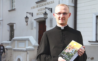 Ksiądz dr Wojciech Kućko prezentuje rocznik.