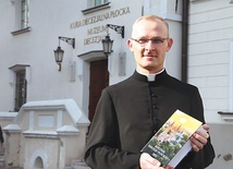 Ksiądz dr Wojciech Kućko prezentuje rocznik.