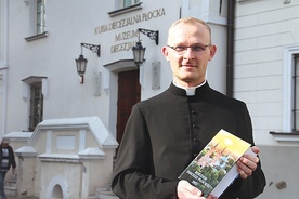 Ksiądz dr Wojciech Kućko prezentuje rocznik.