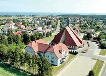 Budynek góruje nad nadmorską miejscowością