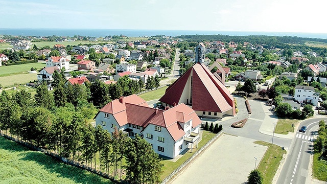 Budynek góruje nad nadmorską miejscowością