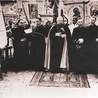 Pożegnanie bp. O’Rourke’a w 1938 roku. Na zdjęciu widoczny jest również ks. Marian Górecki (stoi na lewo od hierarchy).