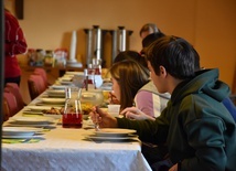 Na stołach nie zabrakło tradycyjnych i lubianych w Ukrainie potraw.
