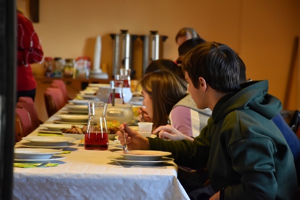 Na stołach nie zabrakło tradycyjnych i lubianych w Ukrainie potraw.