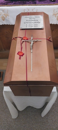 Miedzianą urnę złożono w sarkofagu.