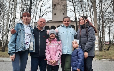 Alina, Dmytro, Karina, Viktoria, Sofija i Sniżana przed murckowskim kościołem.