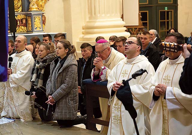 Podobnie jak w klasztorze jasnogórskim, zawierzyli się Maryi.