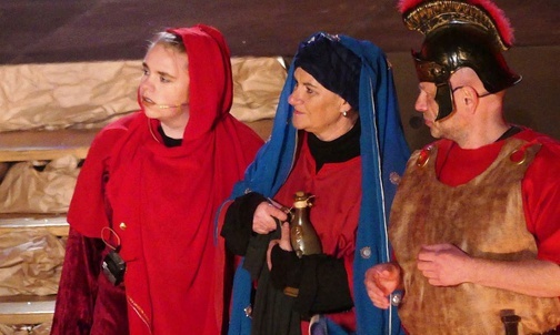 Stroje aktorów przenosiły widzów-uczestników Pasji w klimat Jerozolimy z czasów Jezusa.