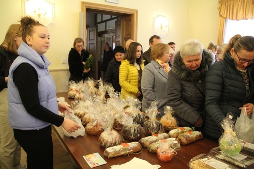Kiermasz wielkanocny dla gości z Ukrainy w Hałcnowie