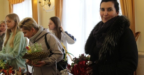 Renata Zuber, koordynująca pomoc dla gości z Ukrainy w Hałcnowie, byla także koordynatorką kiermaszu wielkanocnego.