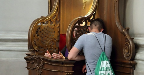 Przychodzisz do spowiedzi i chcesz pogadać? Raczej nie przed świętami. Poznaj perspektywę księdza