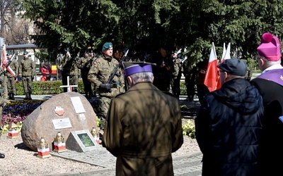 Po zakończeniu Mszy św. jej uczestnicy przeszli pod Pomnik Katyński, gdzie złożono kwiaty.