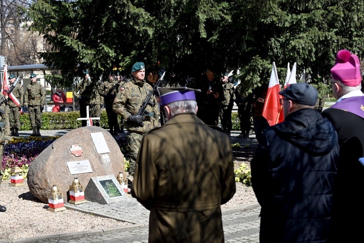 Po zakończeniu Mszy św. jej uczestnicy przeszli pod Pomnik Katyński, gdzie złożono kwiaty.