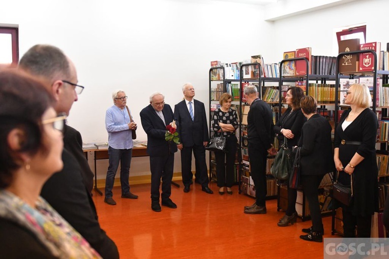 Ks. Olgierd Banaś przekazał 5 tys. książek dla sulechowskiej biblioteki