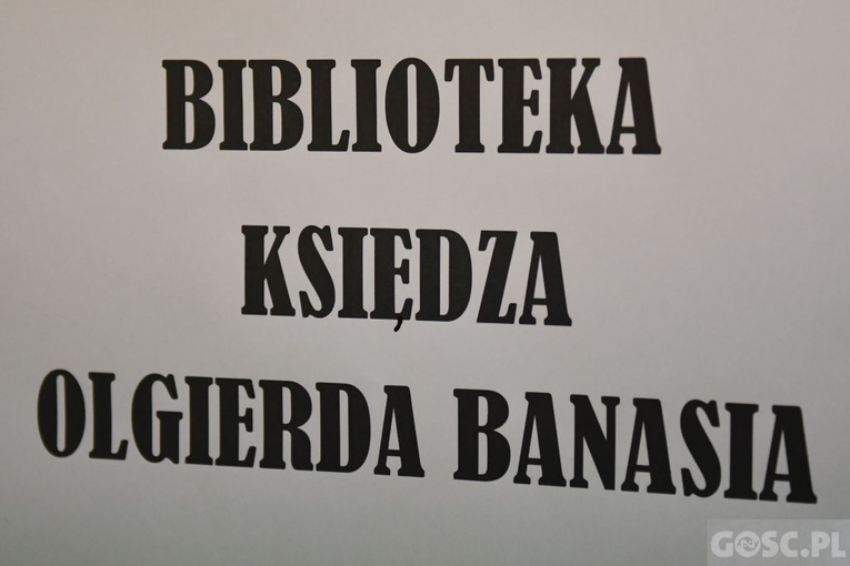 Ks. Olgierd Banaś przekazał 5 tys. książek dla sulechowskiej biblioteki