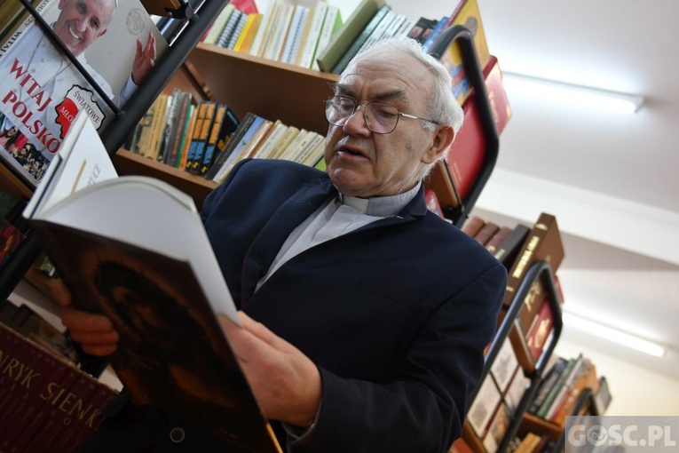 Ks. Olgierd Banaś przekazał 5 tys. książek dla sulechowskiej biblioteki