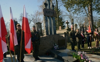 Żołnierze zaciągnęli wartę honorową przy kwaterze upamiętniającej ofiary zbrodni sowieckiej z 1940 roku.